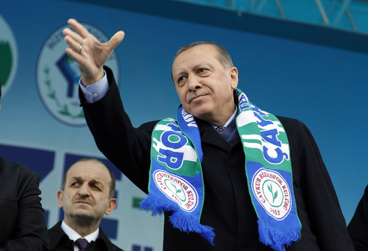 أردوغان يوجه سؤالاً للأتراك قبل أيام من الاستفتاء على توسيع صلاحياته (صور)