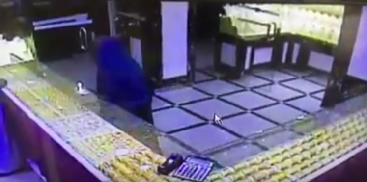شاهد بالفيديو.. لص بزي نسائي يطلق النار على مقيم يمني في محل مجوهرات بالسعودية