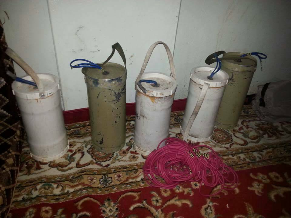 بالصور .. اللواء 22 ميكا يفكك شبكة ألغام خطيرة زرعها الحوثيون في حي الزنوج بتعز