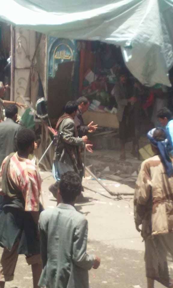 الحوثيون ينكّلون بأصحاب «البسطات» التجارية في ذمار.. والأخيرون لن نستسلم (صور)