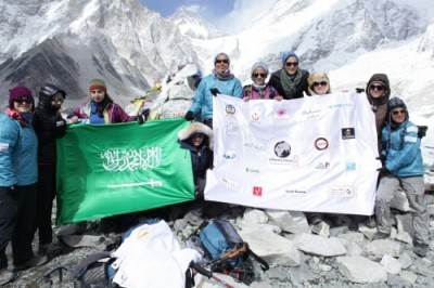 عشر فتيات سعوديات إحداهن أميرة على قمة جبل إيفريست