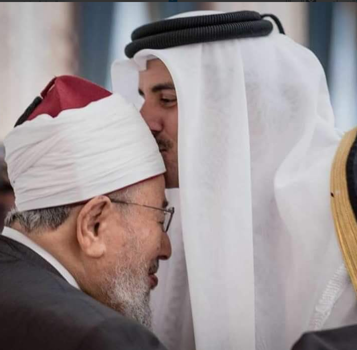 أمير قطر يقبل رأس يوسف القرضاوي