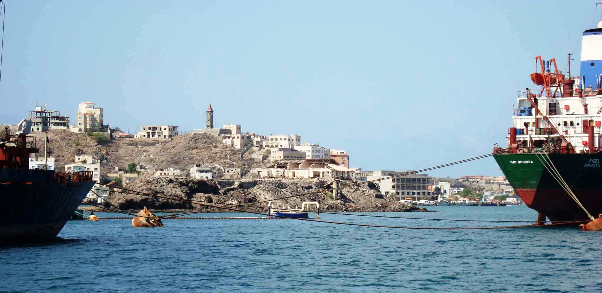 التحالف يمنع باخرة محملة بأسمدة محظورة قادمة من عمان من إفراغ حمولتها في ميناء عدن