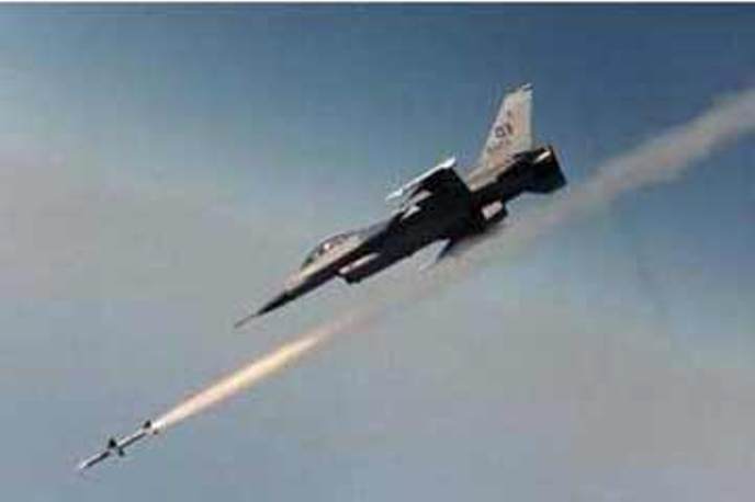 عاجل: الطيران الحربي يقصف مقر اللواء 310 ومواقع عديدة في عمران