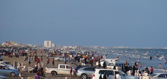 بالصور .. الاجراءات الأمنية تعيد الحياة إلى شواطئ عدن والمكلا خلال أيام العيد