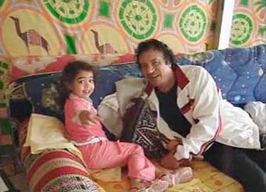 القذافي وحفيدته (لقطة من الفيديو)