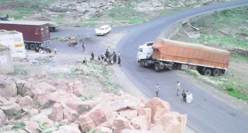 انقلاب قاطرة تحمل مواد تموينية احتجزها الحوثيون بأطراف بني مطر على طريق «صنعاء الحديدة»