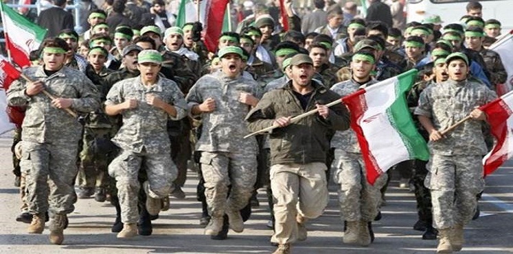 مسلحين حوثيون بزي الحرس الثوري الإيراني قرب حدود السعودية (صور)
