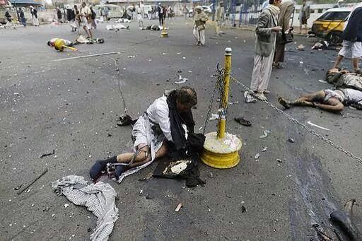 كاميرا مراقبة تسجل لحظة التفجير الانتحاري في تجمع للحوثيين صباح اليوم بالتحرير صنعاء