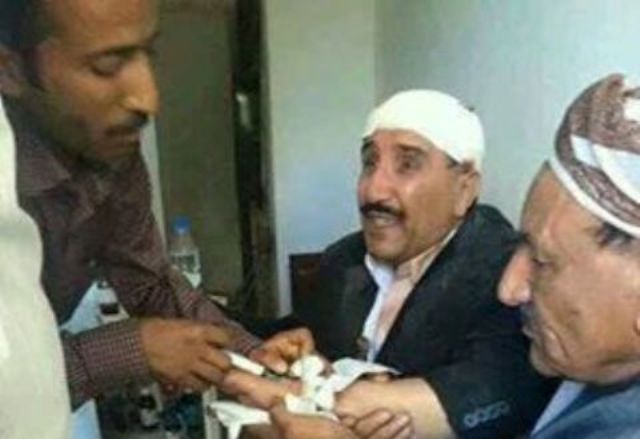 اثناء اسعاف الاستاذ خالد الرويشان عقب اصابته في قصف الصالة الكبر