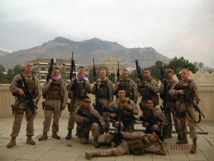 ناشطون يسخرون من قيادات الحوثي بنشر صورة لجنود أمريكيين في السفارة الأمريكية