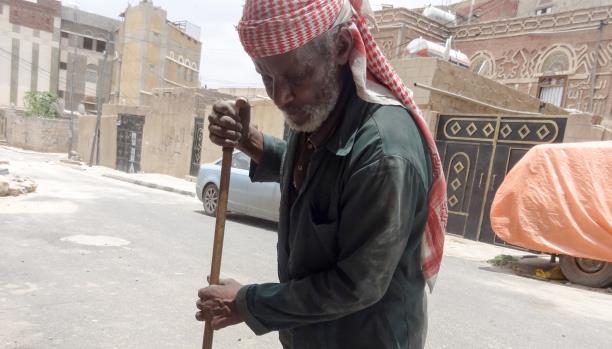 عمال النظافة يهددون بإضراب شامل بسبب مليشيات الحوثي
