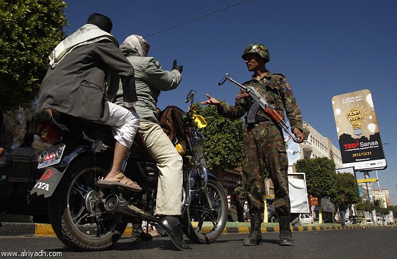 شباب يحبطون اغتيال ضباط بالأمن السياسي في صنعاء وضبط أول دراجة تستخدم في الاغتيالات