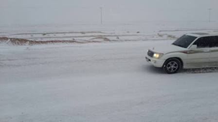 بالصور.. تساقط الثلوج في شمال السعودية وتحذيرات الأرصاد من تواصل الكتله الهوائيه شديدة البروده