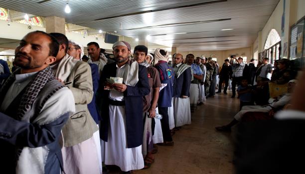 الحكومة توقف صكوك مالية للحوثيين بقيمة مليار دولار