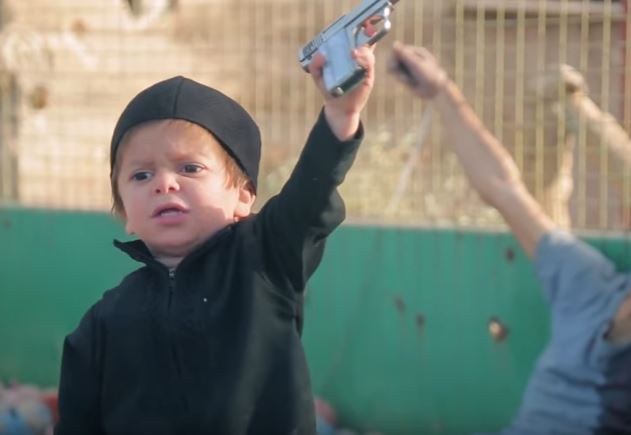 «شاهد» طفل «داعشي» يُعدم سورياً رمياً بالرصاص وآخريْن ذبحاً بالسكاكين