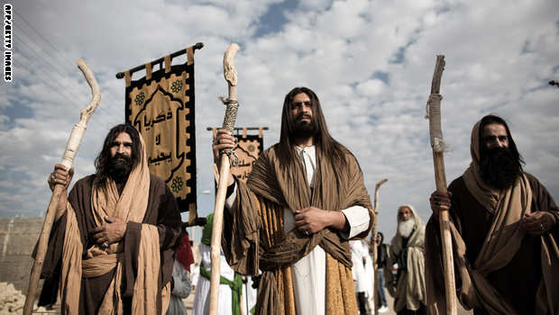 إيرانيون يمثلون خلال مراسم عاشوراء دور المسيح وتلاميذه