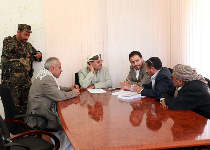 صحيفة : بوادر فشل الانقلاب تجر الحوثيين مجددا إلى طاولة الحوار