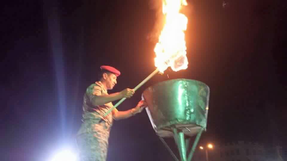 قائد المنطقة العسكرية الثالثة يوقد شعلة ثورة 11 فبراير (صور)