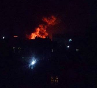 اندلاع حريق هائل جنوب العاصمة صنعاء جراء غارات لمقاتلات التحالف (فيديو)