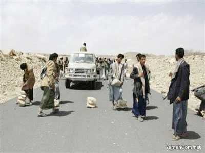 مواطنون في عمران يقطعون الطريق الرئيسي في مديرية القفلة احتجاجا على إهمال الحوثيين للجرحى والأسرى
