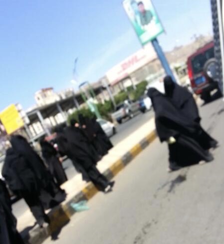 رابطة المختطفين تستنكر اعتداءات الحوثيين على أمهات المختطفين بصنعاء وتدين صمت المنظمات الدولية