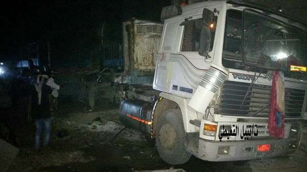 اصابة خمسة أشخاص اثر انفجار شاحنة في دار سعد بعدن (صور)