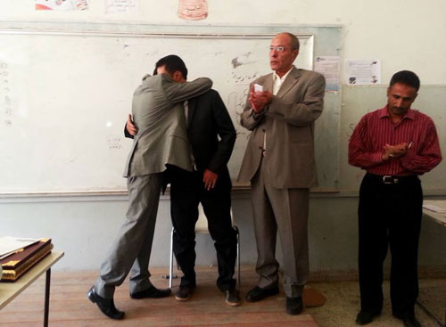 وزير يمني .. يفاجأ استاذه الجامعي في قاعة المحاضرات بتكريمه أمام الطلاب (صور)