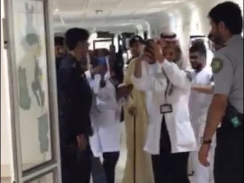 سعوديون يلتقطون سيلفي مع الملك سلمان في مستشفى بجدة (فيديو)