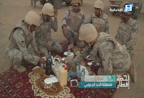 فيديو يوثِّق إفطار مقاتلي السعودية على الحدود اليمنية
