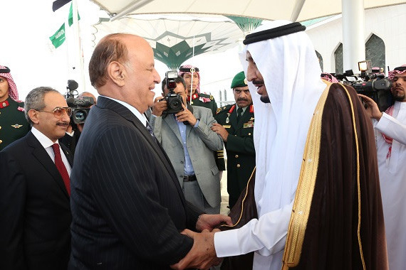 ولي العهد السعودي في استقبال الرئيس هادي يوم الثلاثاء الماضي بمط