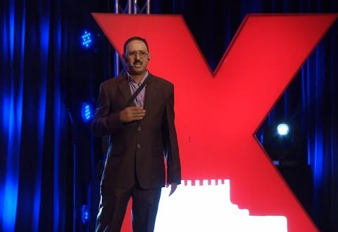 القبطان عبدالرقيب المجيدي يشرح فكرته في مؤتمر تيدكس الذي أقيم في