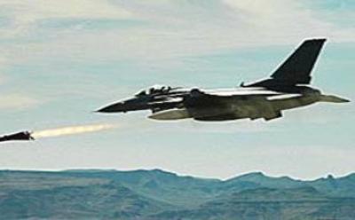 الطيران الحربي اليمني يطلب من سكان مجاورين لمنزل متهم بتفجير أنب