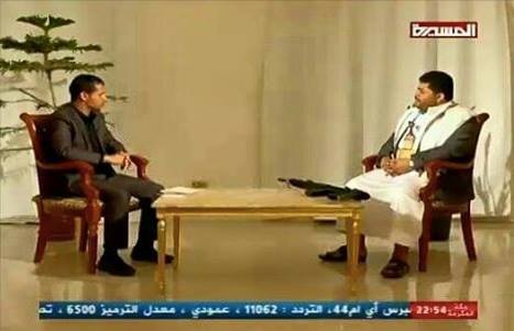 رئيس لجنة الحوثيين الثورية يظهر في مقابلة على قناة المسيرة بالكلاشنكوف