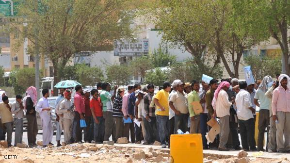 الألاف من العمال الأجانب بالسعودية يصطفون أمام المصالح الحكوميى
