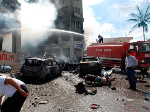 17 قتيلاً بينهم 9 جنود  بتفجير سيارةٍ مفخّخة شرق تركيا
