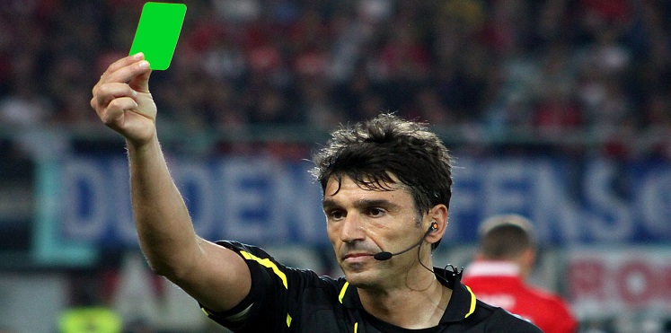 الدوري الإيطالي يشهد إشهار أول بطاقة خضراء في تاريخ كرة القدم