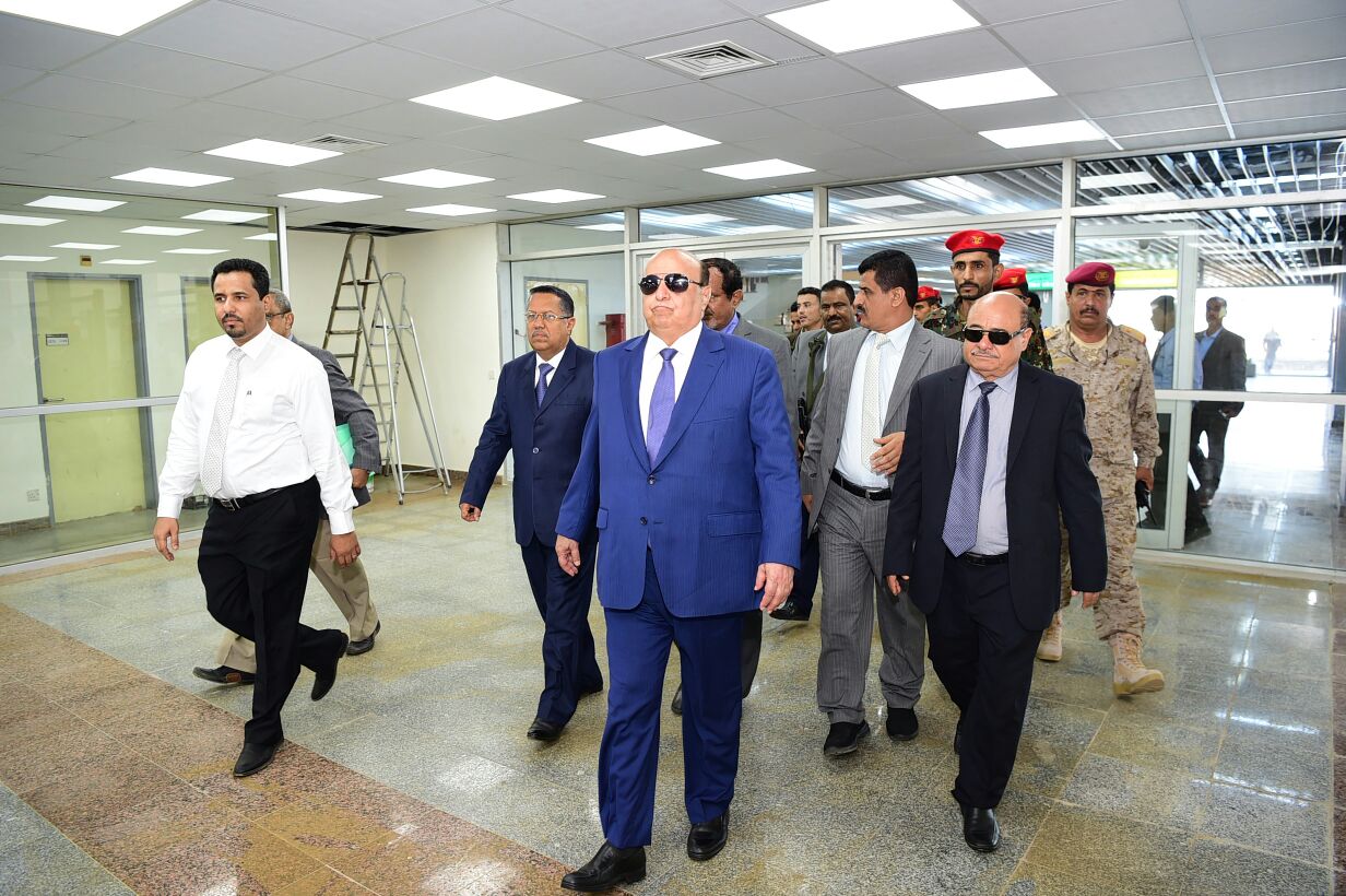 الرئيس هادي ورئيس الحكومة يزوران مطار عدن الدولي للاطلاع على التجهيزات الجارية فيه (صور)