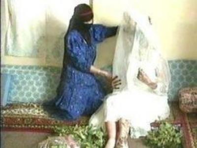 يمني عجز عن الدخول على عروسه لشكه أنها... رجل !