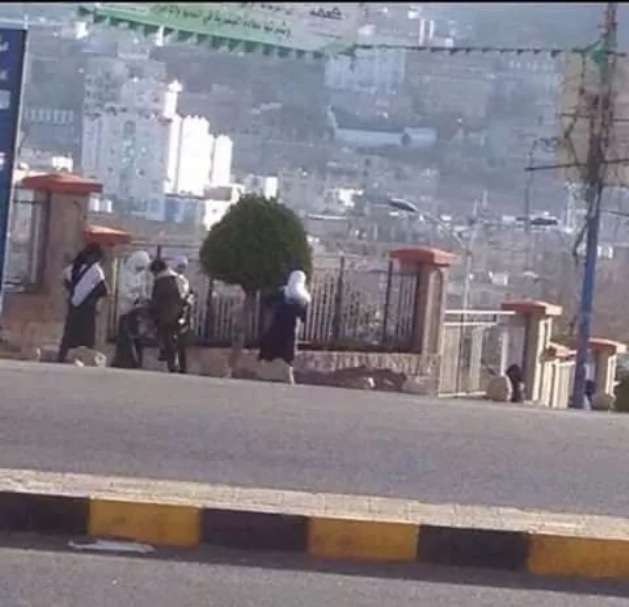 صورة لمسلحين حوثيين يفتشون طالبات مدارس تكشف مستوى الانحدار الحقوقي الذي وصلت إليه اليمن