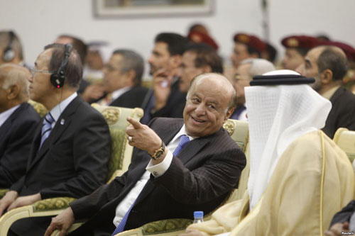 الرئيس هادي يستخرج الشظايا من رأس اليمن