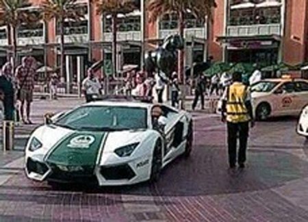 شرطة دبي تطلق دوريات بسيارة\