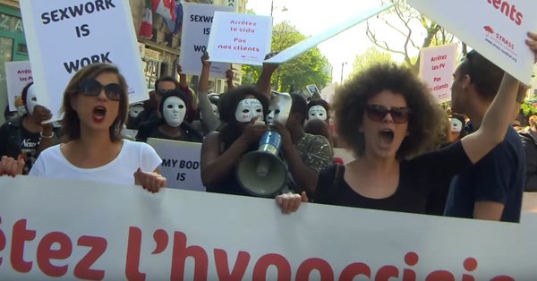 مومسات باريس ينظمن مظاهرة احتجاجا على قانون يفرض غرامة باهظة على زبائنهن