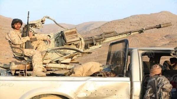 قوات الجيش تستهدف تعزيزات للحوثيين وقوات صالح في حمك بالضالع