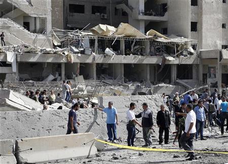 سكان وأفراد أمن في موقع تفجير انتحاري بالعاصمة السورية دمشق يوم 