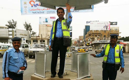 بالصور : وزير يمني ينظم حركة السير في صنعاء ويذهب إلى عمله بدراجته الهوائية