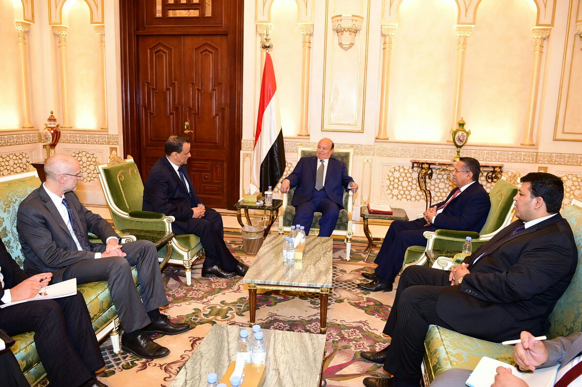هادي يلتقي المبعوث الأممي لدى اليمن لبحث المسار السياسي ومفاوضات