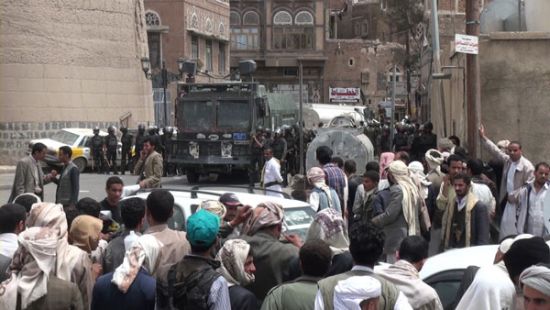 أنصار الحوثي جوار مبنى جهاز الأمن المركزي قبل محاولة إقتحامه (صن