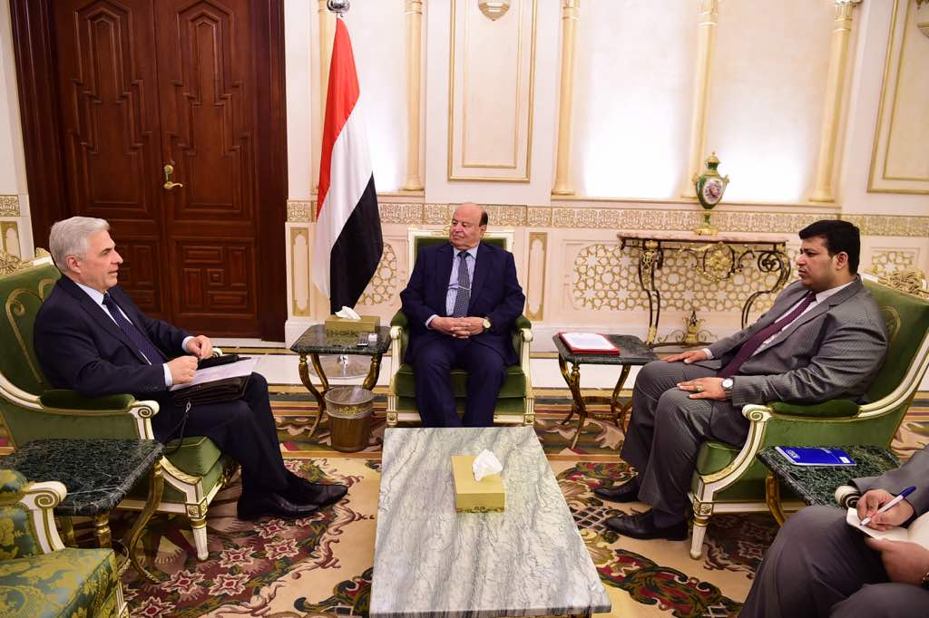 هادي يلتقي السفير الروسي لدى اليمن ويشيد بدعم موسكو للشرعية