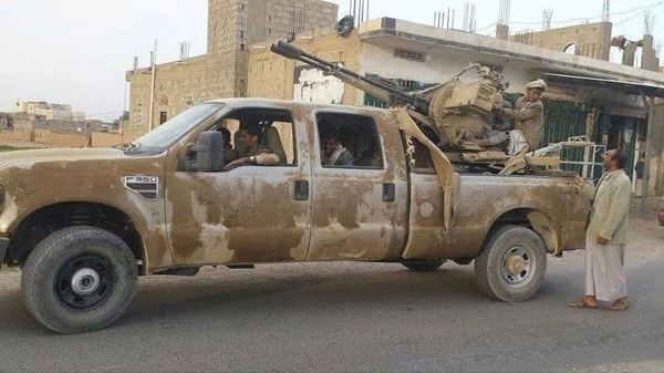 الحوثيون يستعرضون بالمعدات العسكرية الثقيلة التي استولوا عليها ف